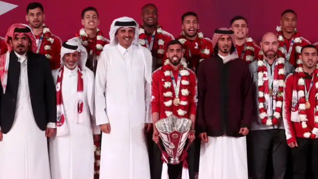 أمير قطر يستقبل أبطال آسيا