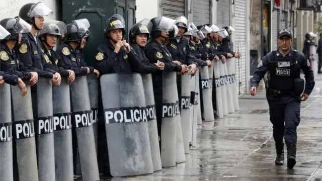 Polic'ia en el exterior del Congreso