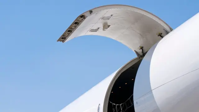 Puerta de un avión abierta