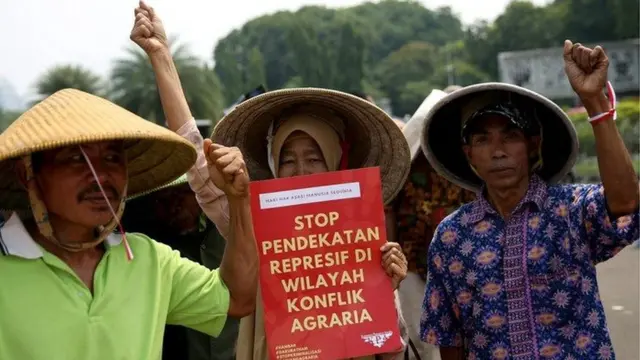 Massa melakukan aksi unjuk rasa di seberang Istana Merdeka, Jakarta, menuntut perlindungan bagi pejuang lingkungan.