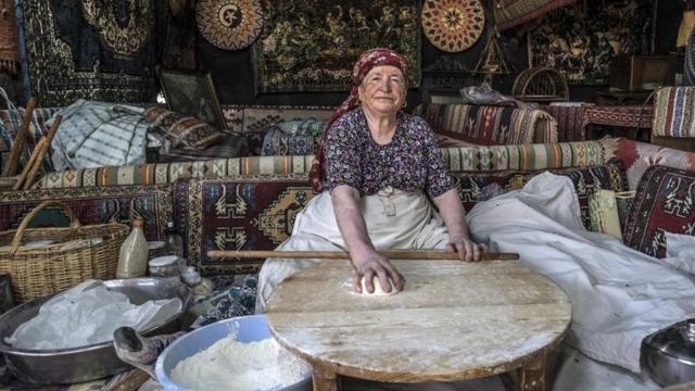 棉花堡做面包的老妇