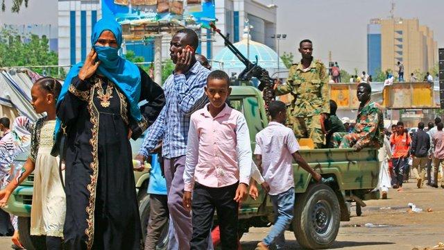 جنود سودانيون وسط متظاهرين في الخرطوم