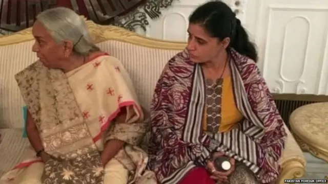 कुलभूषण की मां-पत्नी की फाइल फोटो