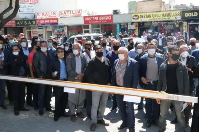 Şanlıurfa'da kuyrukta bekleyen mevsimlik tarım işçileri