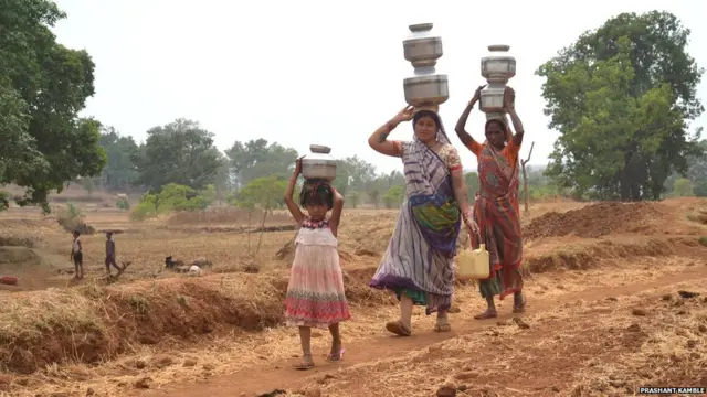 भूनी शेलुकार आणि त्यांची नात राणी पाण्यासाठी दररोज 4 किलोमीटर पायपीट करतात.
