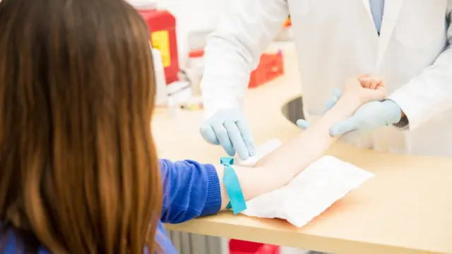 Jovem fazendo examejogo do dado betanosangue