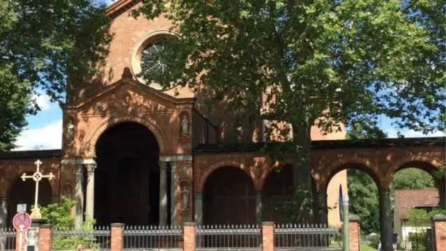 মসজিদটি সামনে থেকে এমন