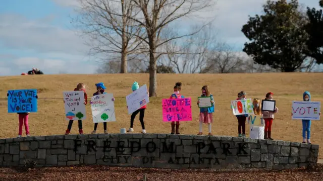 Девочки-скауты зазывают на участки. В ноябре демократам удалось взять верх как раз за счет высокой явки