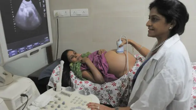 महिला की जांच