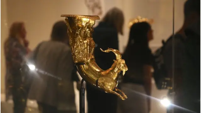 تکوک طلایی از گنجینه طلای پاناگیوریشت که توسط کشاورزان در بلغارستان کشف شده است