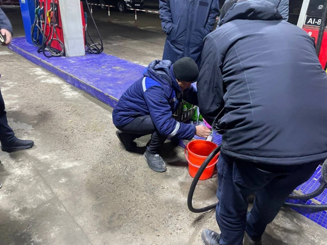 Энергетика вазирлиги масъуллари Нурафшондаги заправкада