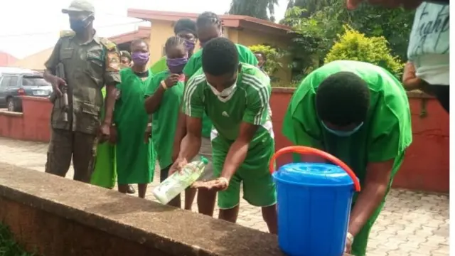 Alfa Babatunde ati awọn afurasi miran n fọ ọwọ wọn ki wọn to wọnu ile ẹjọ