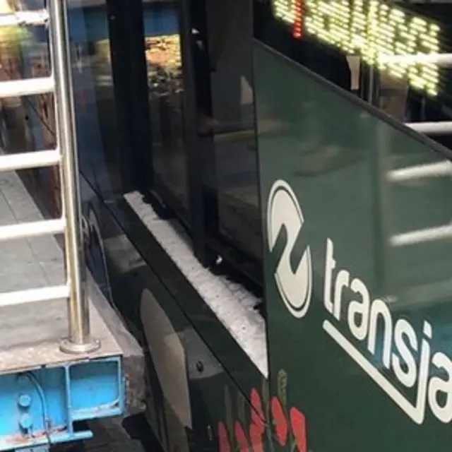 Khoảng cách giữa xe bus và bậc thềm trạm xe khá xa, khá nguy hiểm