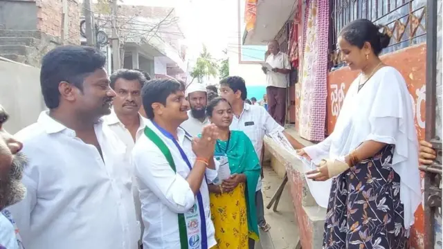 రాజమహేంద్రవరం రూరల్ లో అధికార పార్టీ ఇంచార్జీ చందన నాగేశ్వర్ అధ్వర్యంలో గడప గడపకు