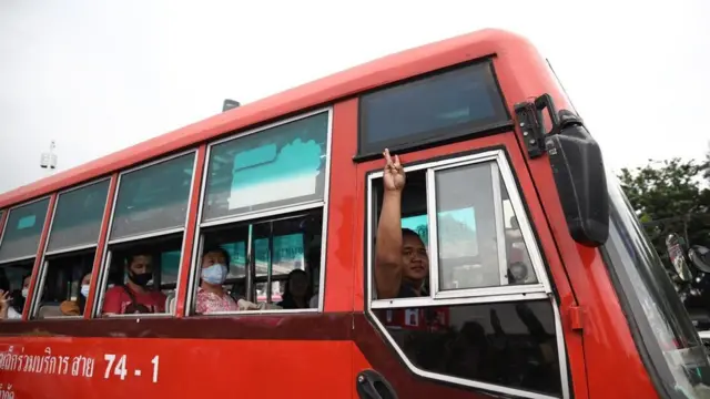 คนชู3นิ้วบนรถเมล์