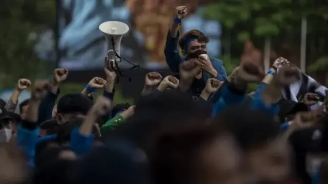 Sejumlah mahasiswa yang tergabung dalam Aliansi Badan Eksekutif Mahasiswa (BEM) Se-Sumatera Selatan berunjuk rasa di simpang lima DPRD Provinsi Sumatera Selatan di Palembang, Kamis (7/4/2022). Dalam aksinya mereka menolak wacana perpanjangan masa jabatan presiden dan penundaan Pemilu 2024.