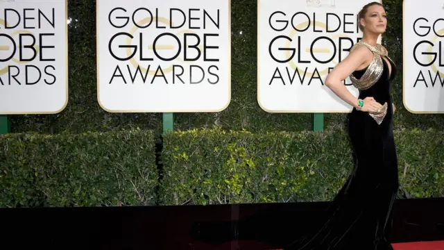 صورة لإحدى المشاهير قبيل بدء حفل توزيع جوائز الغولدن غلوب