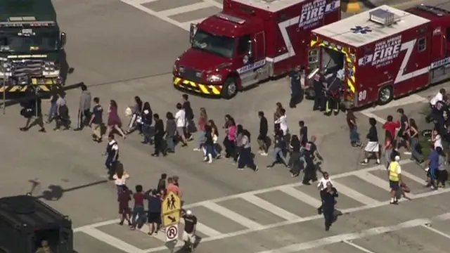 Estudantes são retirados da escola Marjory Stoneman Douglas High School