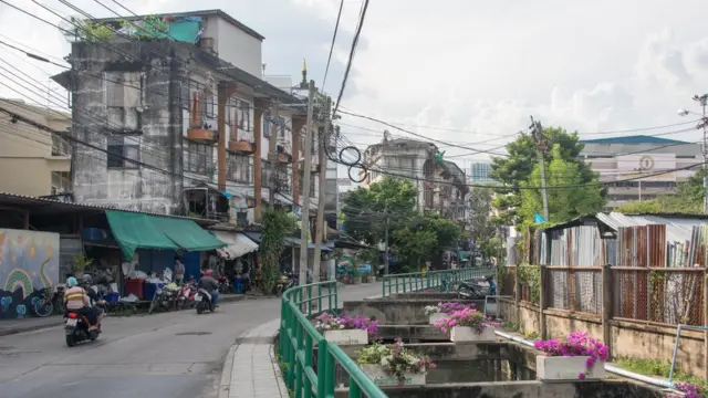 ชุมชนใกล้กับวัดดอน มีทั้งบ้านเรือน โรงเรียนมัธยมหลายแห่ง