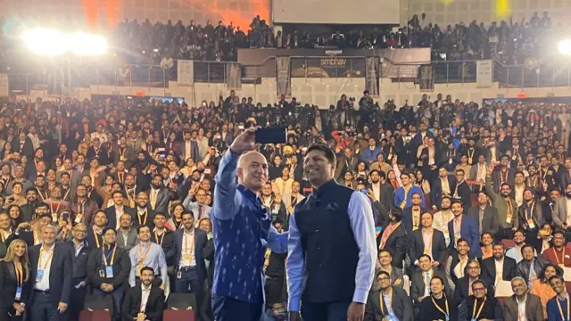 जेफ बेझोस अॅमेझॉनच्या कार्यक्रमानंतर उद्योजकांसोबत सेल्फी घेताना