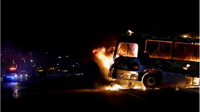 Ônibus pegando fogo