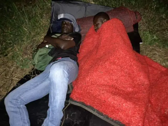 Abandi baraye hanze hafi aho kuko bakoze ingendo bava kure ngo bitabire umuhango wo kuwa gatanu