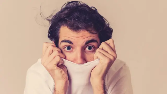 सोशल फोबियाः तुम्हाला गर्दीमध्ये, कार्यक्रमात जाण्याची, लोकांमध्ये मिसळायची भीती वाटते का? सोशल अँक्झायटी, भीतीची लक्षणं काय आहेत...