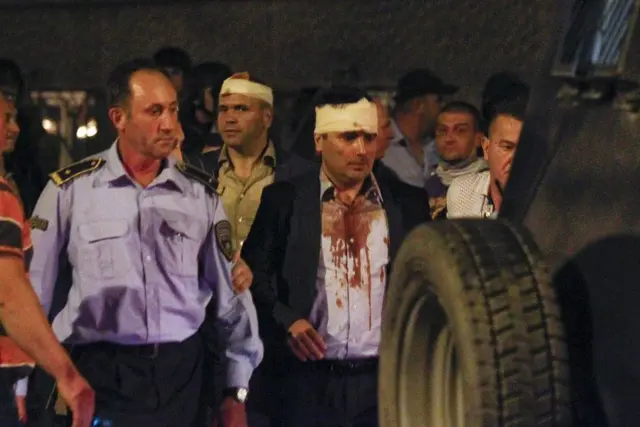 زوران زئيف وهو مصاب ويحيط به أفراد من الشرطة