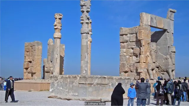 Khu đổ nát Gate of All Nations tại Persepolis thể hiện di sản Ba-tư ở Iran