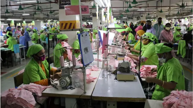 নারী শ্রমিকদের ক্ষেত্রে প্রযুক্তির ব্যবহার একটি বড় বাধা।