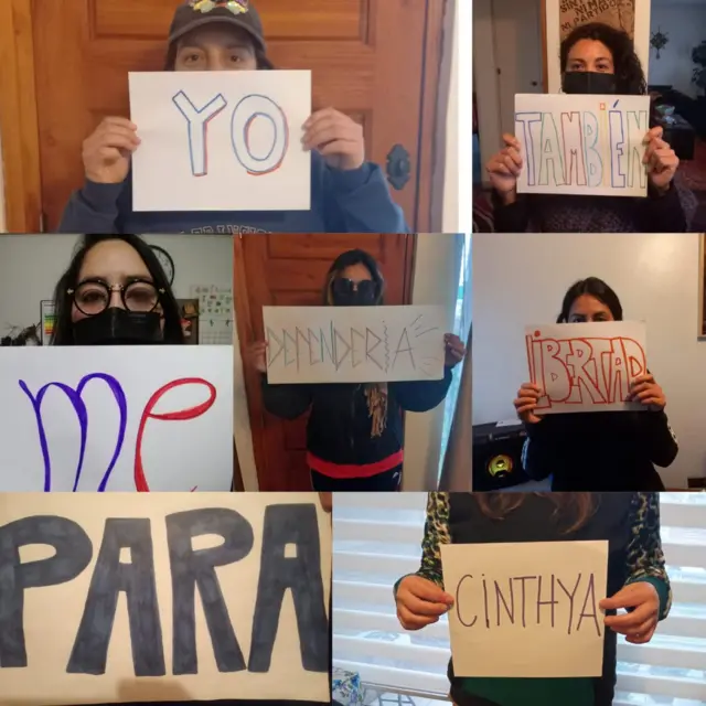 Las mujeres sostienen carteles que deletrean en español: "Yo también me defendería, libertad para Cynthia"