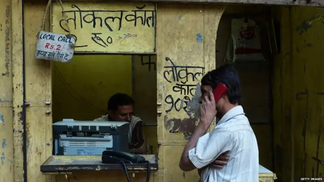 टेलिफोन बूथ आले आणि बाहेर असतानाही फोनवर बोलण्याची सोय झाली.