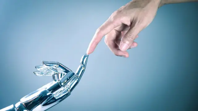 Руки робота и человека