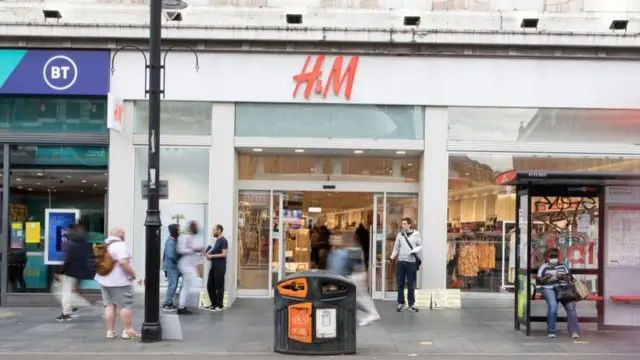 မြန်မာအထည်ချုပ်အလုပ်သမားတွေရဲ့လစာဝင်ငွေကို သတိပြုနိုင်ဖို့ လန်ဒန်မြို့က အထည်အပ်သူ စီးပွားရေးလုပ်ငန်းရှေ့မှာ စာရွက်စာတန်းဖြန့်ဝေစဥ်