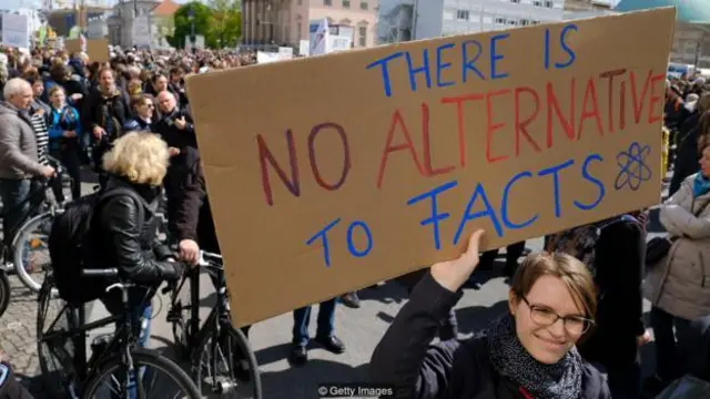 hoax, informasi palsu, mencegah hoax, media sosial