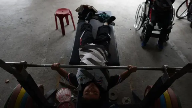 อีกหนึ่งความยากของกีฬายกน้ำหนักคนพิการก็คือเรื่องของท่าทางการยก ที่ต้องถูกต้องตามกฏระเบียบ คือการยึดแขนสุดและต้องไม่เร็วเกินไป