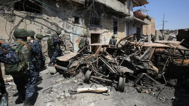 قوات عراقية تتقدم في الهجوم لاستعادة الموصل القديمة