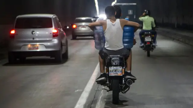 Ante la crisis, los ciudadanos se valen de cualquier medio para transportar el agua.