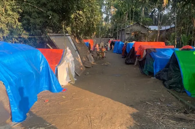 मकान टूटने के बाद प्लास्टिक से बने तंबू में रह रहे हैं पीड़ित