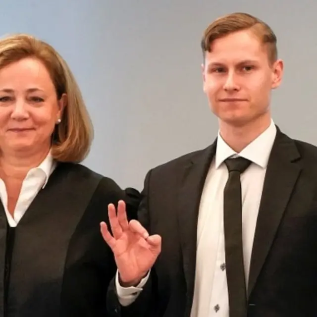 U sudnici je pokazivao pozdrav OK, koji koriste desni ekstremisti