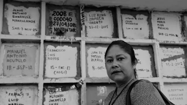 Dalgy Elena Delgado frente a las bóvedas.