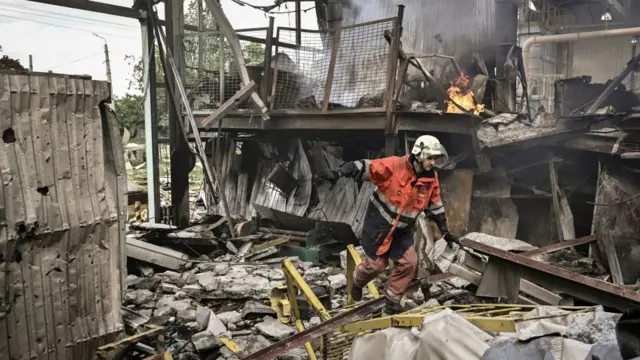 نيران في أحد المباني في دونباس