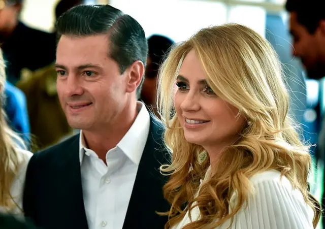 Peña Nieto con su esposa.