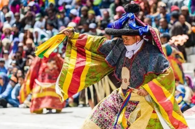 லடாக் பாரம்பரிய உடை அணிந்த மனிதர்