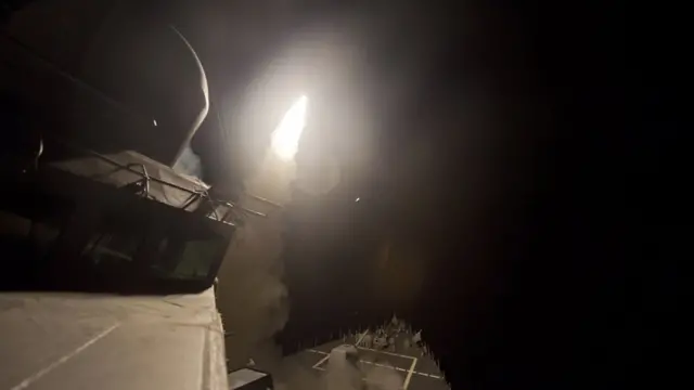 Momento en que Estados Unidos lanzaba un misil contra base aérea siria