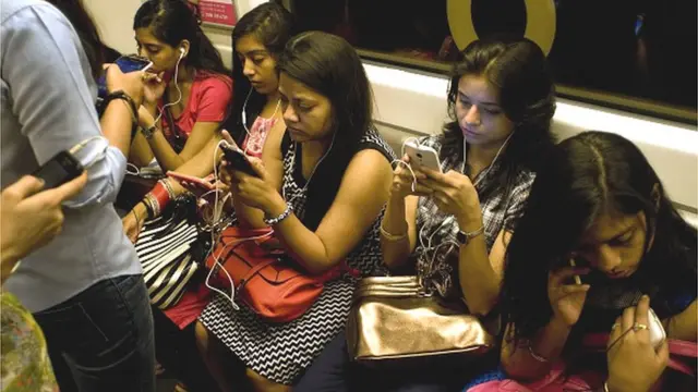 ఫోన్లో మునిగిపోయిన యువతులు