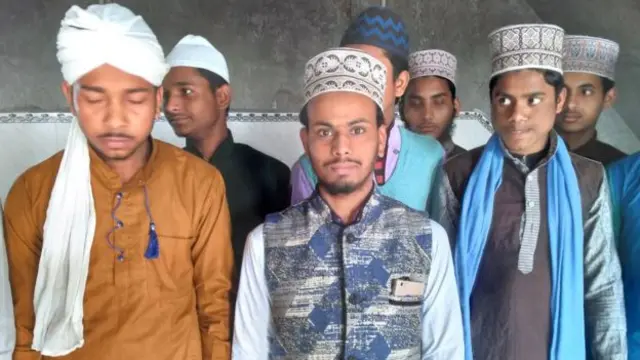 நாஹித் அக்தர் (நடுவில் இருப்பவர்)