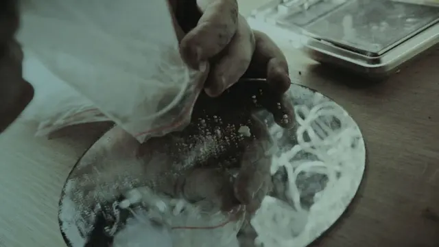 Narkotik taqsimlash, oyna ustida oq kukun