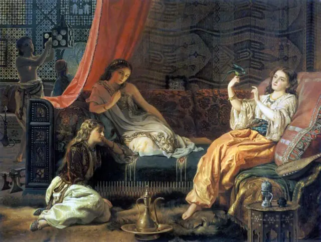 Osmanlı'da bir harem sahnesi, üç kadın oryantalist kıyafetlerle resmedilmiş.