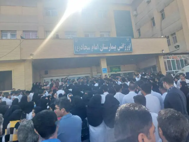 در بیانیه ای که توسط کادر درمان بیمارستان امام سجاد خوانده شد آمده بود : از کدام درد خود بگوییم، از مشکلات مالی یا عدم امنیت‌مان»